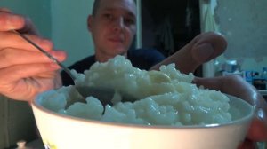 Мукбанг, рисовая каша с маслом и чай с конфетами.