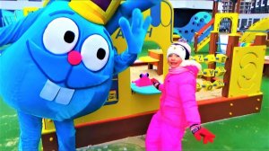 Гигантский Кролик играет в Супермаркет на Детской Площадке видео для детей