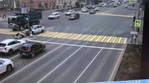В Омске водитель сбил семь пешеходов на островке безопасности: видео.