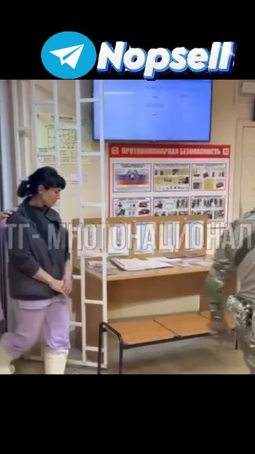 МИГРАНТЫ ИСПОЛЬЗУЮТ ФЛАГ РОССИИ КАК КОВРИК ДЛЯ ГРЯЗНЫХ НОГ  #новости #рекомендации #foryou #1million