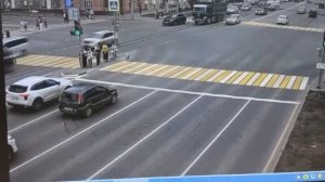 ❗️Наезд на пешеходов в Омске попал на камеры видеонаблюдения.