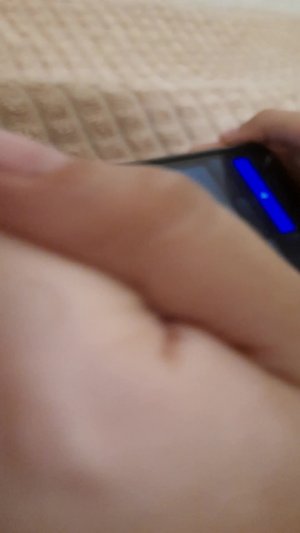 друг играет рб на телефоне