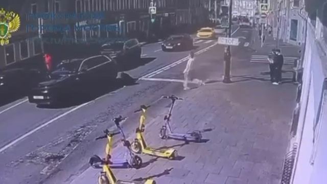 На Китай-городе девушка намеренно бросилась на машину, после чего у водителя начали вымогать деньги
