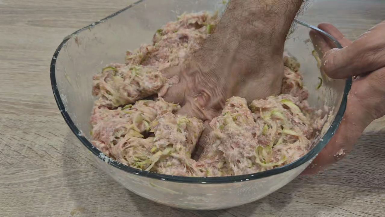 Беру кабачки, фарш и манку, перемешиваю и жарю. Боже, как вкусно: готовлю вместо привычных котлет