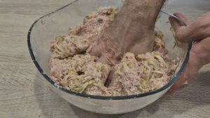 Беру кабачки, фарш и манку, перемешиваю и жарю. Боже, как вкусно: готовлю вместо привычных котлет