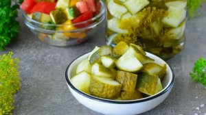 Огурцы, маринованные с нарезанными овощами.