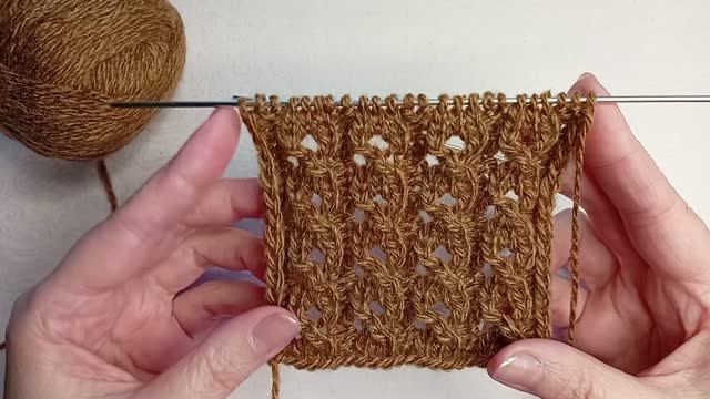 Очень красивый ажурный узор спицами