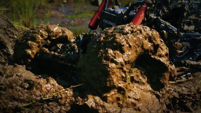 Приключение по бездорожью на болоте 4x4 Rock Buggy Gmade R1
