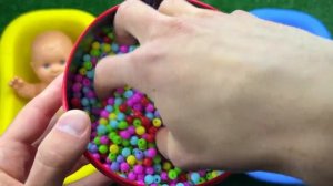 Пупсик тихонько трогает леденцы — мультик для младенцев