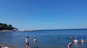 Анапа, пляж Высокий берег, чистая вода, много отдыхающих.