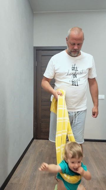 Как научить ребёнка ходить и остаться со здоровой спиной