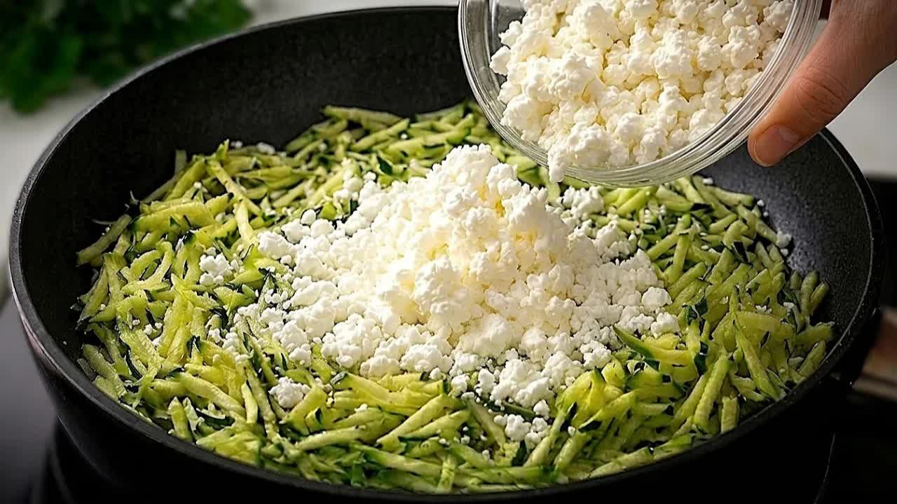 КАБАЧКОВЫЙ ПИРОГ с ТВОРОГОМ на СКОВОРОДЕ?!  Не ожидала, что это ТАК ВКУСНО! Без муки и духовки