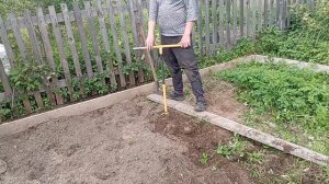 На даче. Опять Василий что-то колдует. Аж самой любопытно.