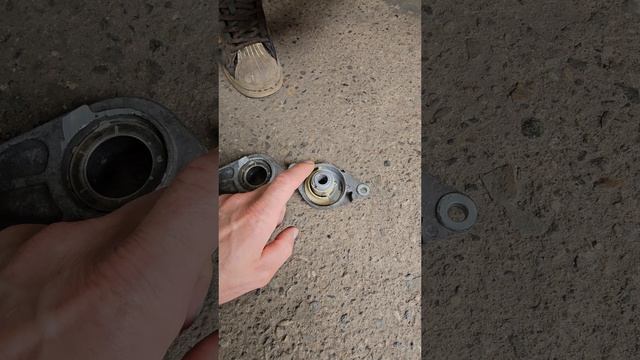 Rav4 2.5 XA50 180000км. Мнение такое: Натяжитель ремня вышел из строя из-за муфты генератора.