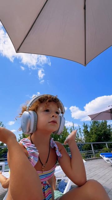 Саша слушаем музыку)