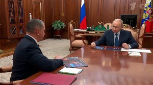 Развитие Дальнего Востока обсуждал президент на встрече с полпредом Юрием Трутневым.