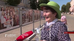Александровский мост на время стал выставочным залом под открытым небом.