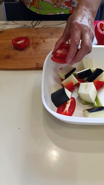 Курица в рукаве с соусом из запечённых овощей