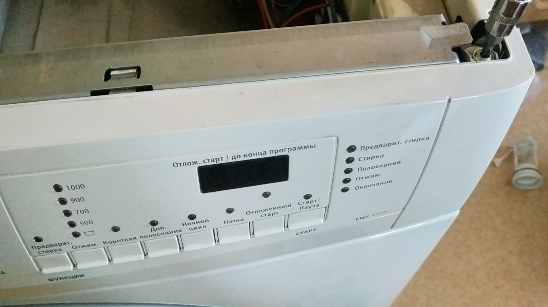 Как снять помпу  в стиральной машинке Electrolux  Ewt 1086 .
