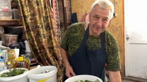 Работаем 🫡 У нашего Владимира всегда вкусная квашеная и маринованная капуста, дайкон, огурцы 😋