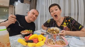Мукбанг мы ТУНЕЯДЦЫ и ДОРМОЕДЫ, живём за счёт зрителей! Кнопка БАБЛО есть? Семейный ужин Таиланд