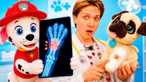 Маленький щенок один на улице! Доктор и Маршалл лечат его лапку 🐶🩺 | Для детей