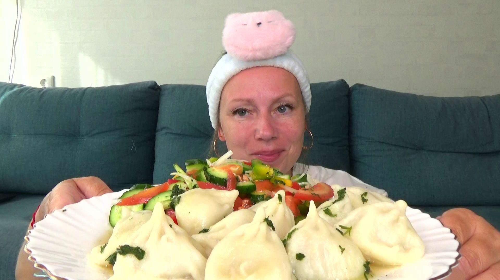 Мукбанг от Яновны Хинкали магазинские, соус, салат летний вкусный овощной. Еда вкуснота.
