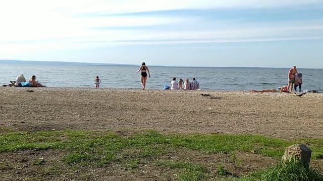 Такое мы не видели никогда //  Что то приплыло в море  //