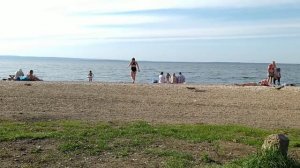 Такое мы не видели никогда //  Что то приплыло в море  //