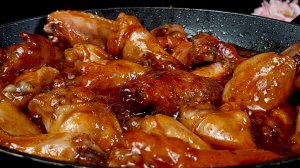 Вкусно до безумия! Сочные куриные крылышки в медово-соевом соусе на сковороде.