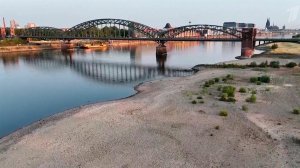 Из-за аномальной жары в Европе обмелел Дунай и нечем охлаждать энергоблоки АЭС.