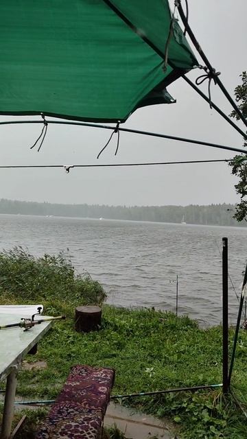Сильный ветер накрыл отдыхающих на водохранилище. Снимали уже после того как он прошёл.
