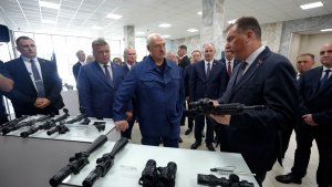 «На память наш бинокль!» // Что подарили Лукашенко на ОАО «Зенит-БелОМО»?