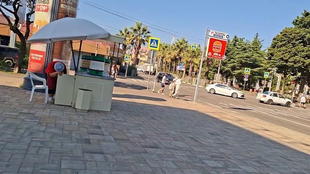 дырка,пятно,но я не виновата.Пошла гулять.