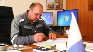 Начальник центральной лаборатории комбината Владимир Чижов удостоен звания «Почетный металлург»