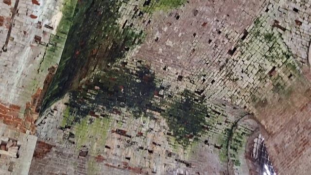 Один из самых красивых храмов Кировской области. Увы... разрушающийся. Постройка 1860-1880-х годов.