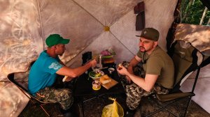 РЫБАЛКА НА ДОНКИ С НОЧЁВКОЙ В ПАЛАТКЕ НА РЕКЕ ОБЬ. ЛОВИМ СТЕРЛЯДЬ И КРУПНЫХ ЯЗЕЙ. ГОТОВИМ ШАШЛЫК.