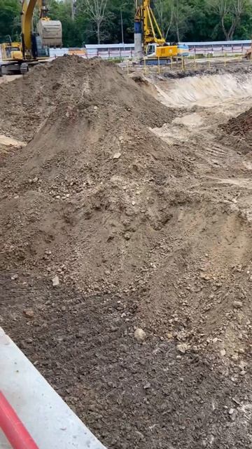 Водопонижение в действии! 💦 Мощные насосы уводят воду с площадки. Сухой котлован — стройка идет! 🏗