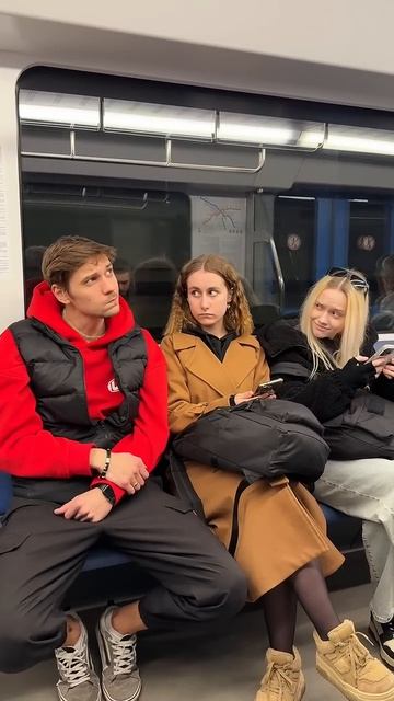 Она не ожидала такого розыгрыша в метро #AlexEasy #Subway #Pranks
