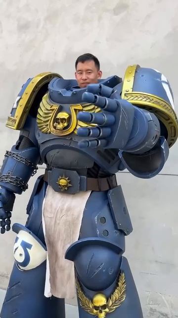 ОГРОМНЫЙ космодесантник из Warhammer 40 000 — азиатский косплейщик сделал очень реалистичный костюм