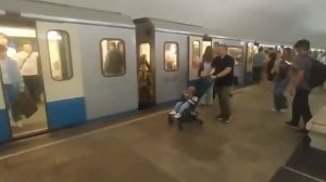 Станция метро Проспект Мира интерьер, пассажиры, поезда Москва Фрагмент 2