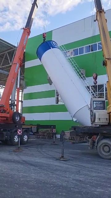 Поднятие цельносварного силоса 80 м3 двумя кранами
