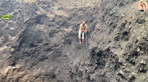 Строительство, шахтёры сбрасывают песок со стен карьера