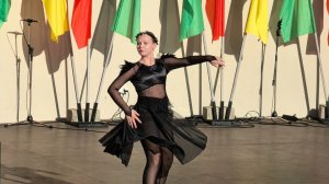 Красивый танец в городском парке: Девушка в чёрном костюме