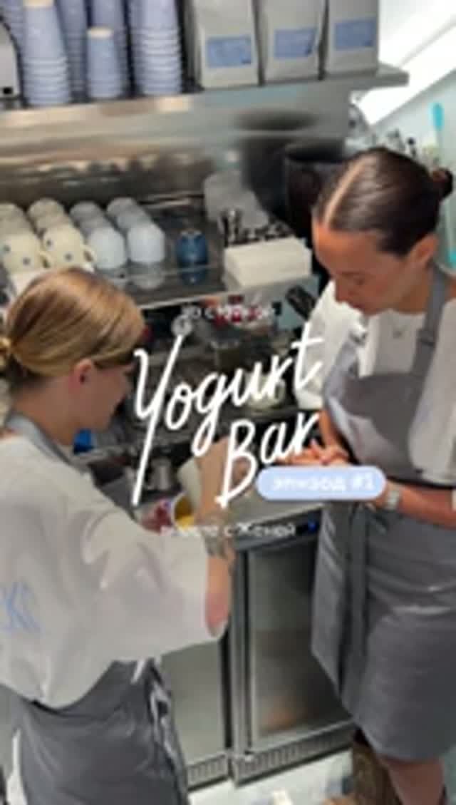 Эрика за барной стойкой Yogurt Bar: учимся латте-арту вместе с Rockets.coffee.