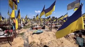 Человек на видео рассказывает, что всего за полгода кладбище, где хоронят исключительно солдат ВСУ,