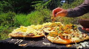 Хлеб с колбаской на раскалённом камне у костра