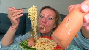 Мукбанг легкий перекус Лапша ким чи и сардельки говяжьи, овощи. Еда вкуснота.