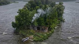 Ветреная ночь в заброшенной хижине рыболовов, украденная плита, улов и приготовление пищи.