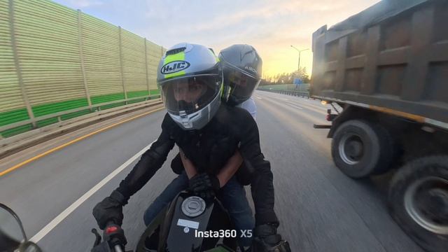 Yamaha Fz6  везу друга
